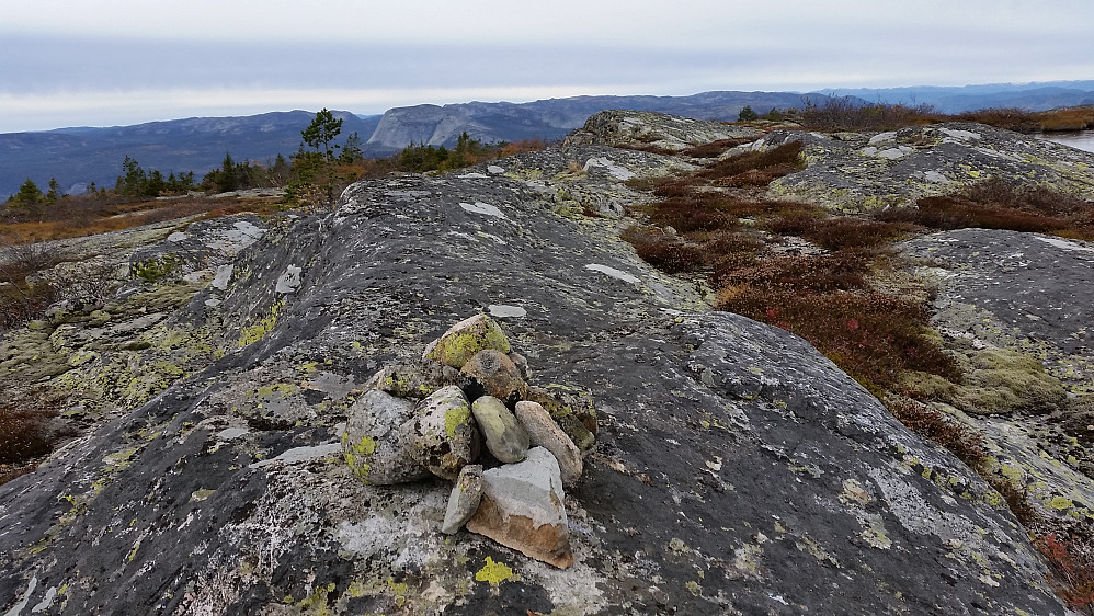 Men, ca.350m lenger bort er Drangedals kommunetopp ved et lite vann.