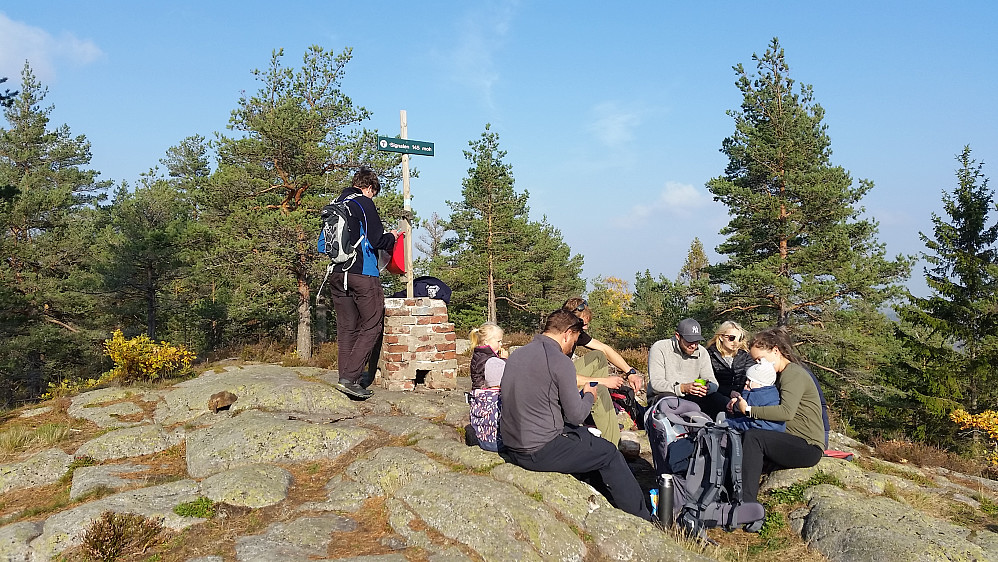 Mange hadde tatt søndagsturen hit. Veldig varmt til å være 14.oktober, 17 grader.