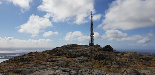 Toppen sett fra en litt lavere høyde med varde.