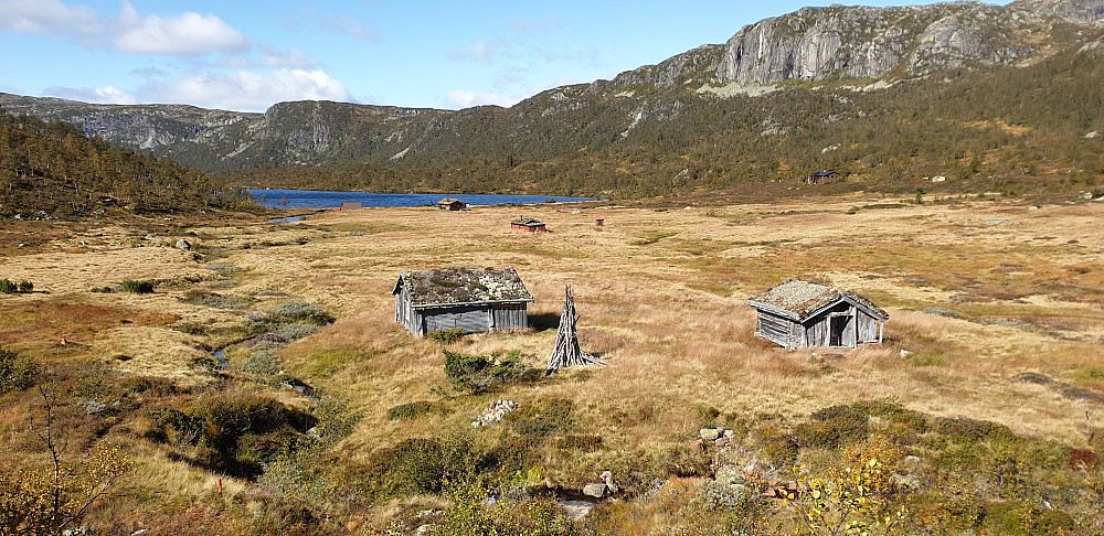 Fin støl på veien til Hovstøyl hvor det passet å sitte i le ved ei hytte for lunsj.