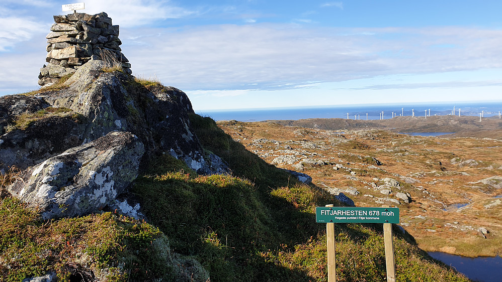 Ny varde og skilt med nytt navn på Fitjars høyeste topp, Fitjarhesten.