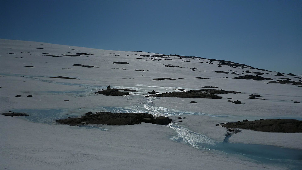 Snøsmeltinga i full gang ned fra Ålfotbreen