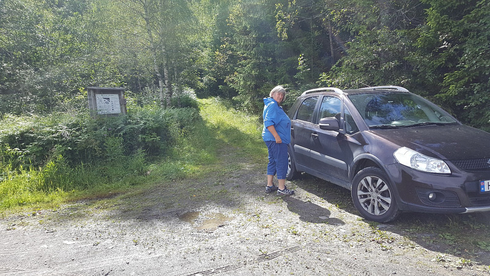Sigrid ved turstart på Eiksberget parkeringslomme