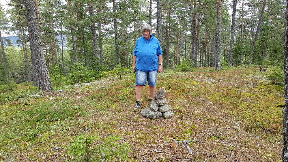 Sigrid ved nybygd varde på Storsvehøgda