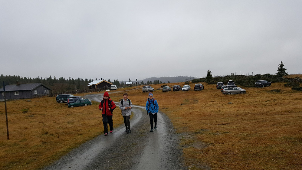 Ukjente barn og mange biler på Nysetra, tror det var et arrangement i regi av DNT- Barnas turlag