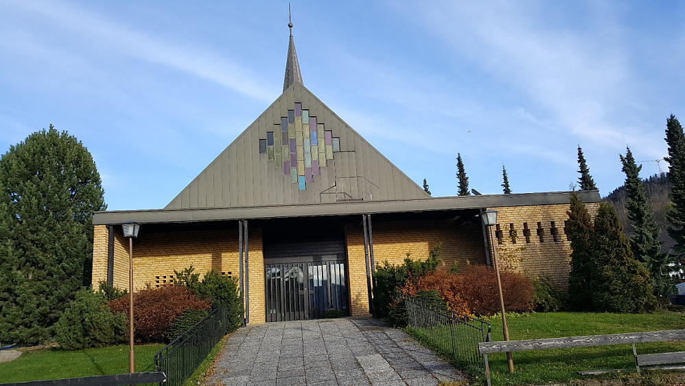 Inngangspartiet til Adventskirka