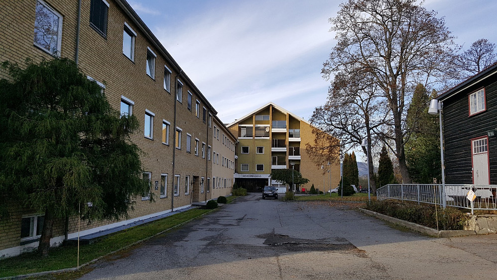Skogli med hovedinngangen