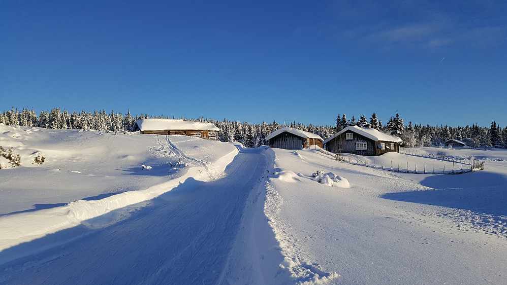 På Gammelsetra, Madslisetra til høyre, Bergsetra til venstre