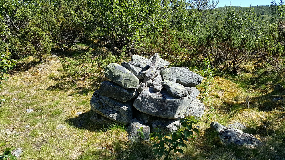 Allmenningsrøys i Skruvdalen, grensa mellom Gausdal og Nord Aurdal