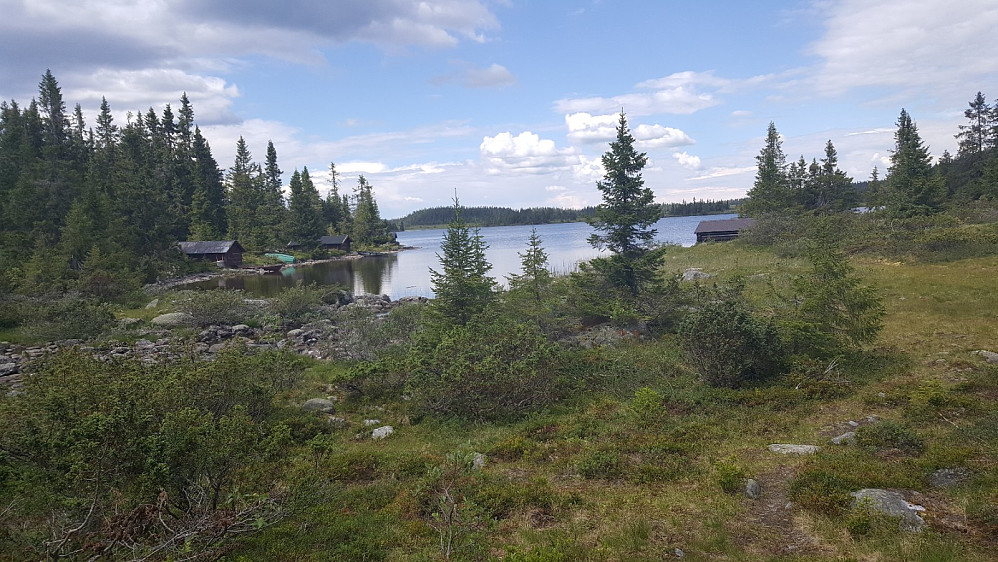 Flere naust ved utløpet av Skjelbreidsvannet