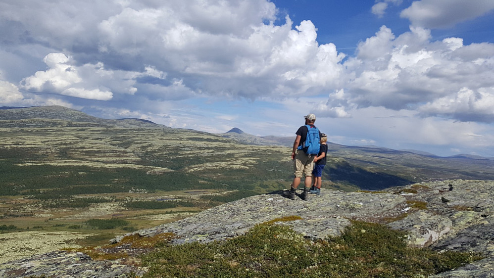 Jonn Harald og Gahr på Svartfjellet, mot Muen
