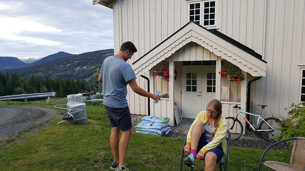 Lars dusjer Mari med den ene millimeteren med nedbør som kom i ettermiddag