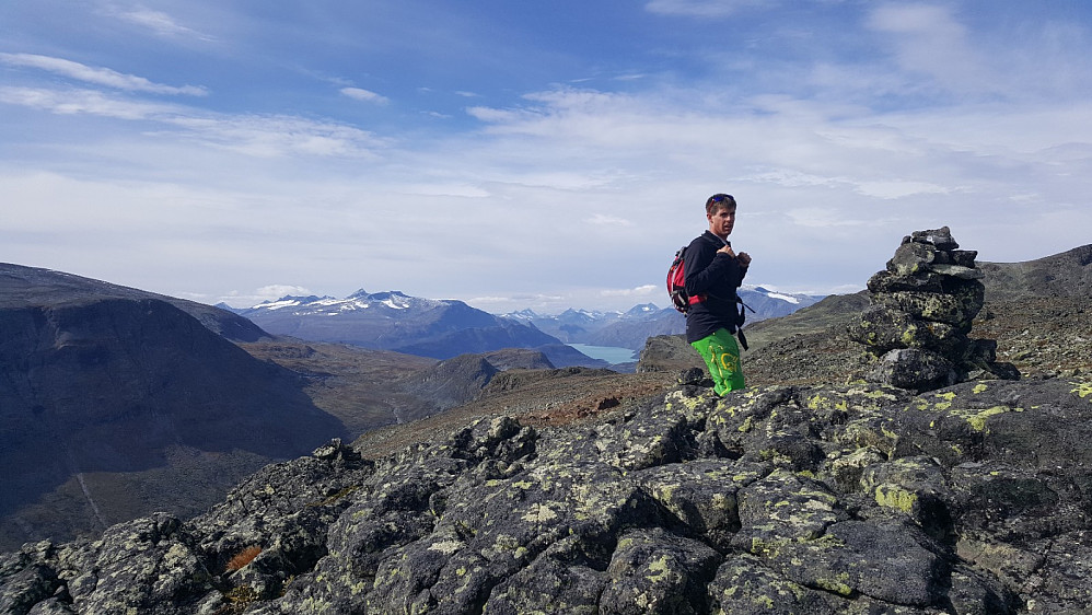Johannes på Sikkildalshornet, mot Gjende