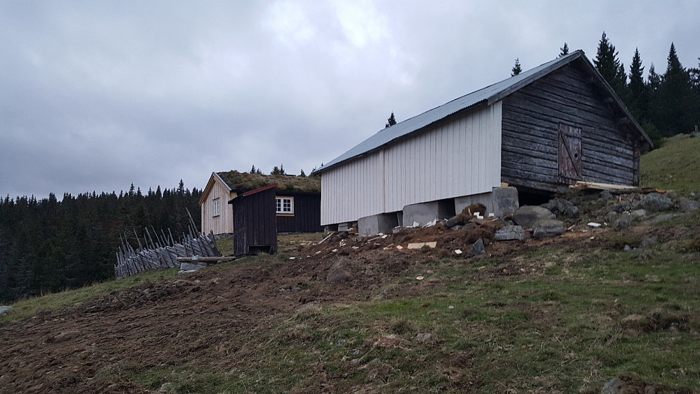 Storsetra, fjøsreparasjonen går fort framover