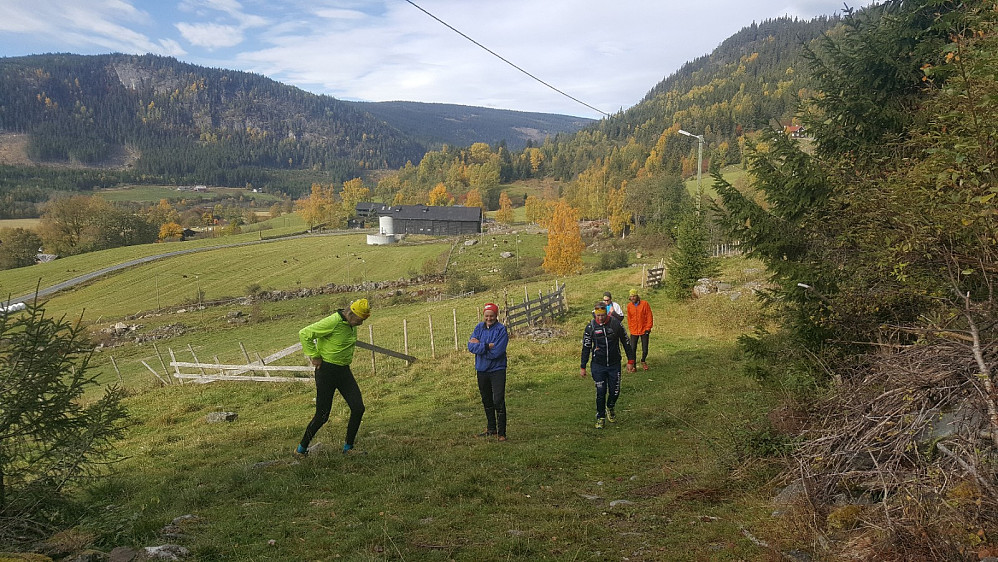 Inge, Harald, Pål Aril, Martin og Ole Amund ved dragstarten. Uppigard Kråbøl i bakgrunnen