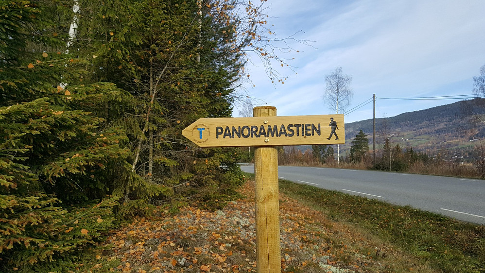 Parkerte på grensa mellom Lillehammer/Øyer, og her virket det som panoramastien startet. Kun plass til en bil på parkeringslomma