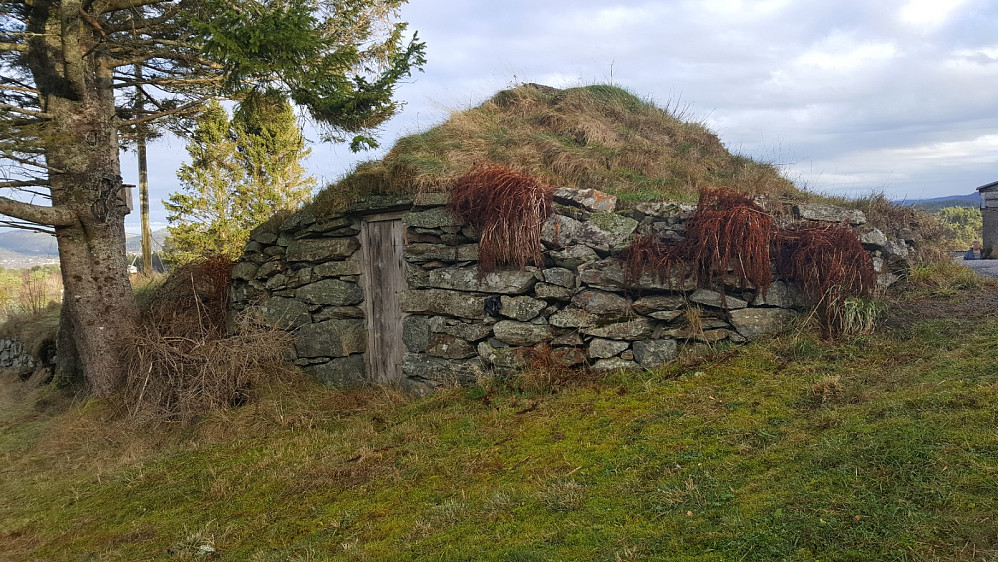 "Hemmelig" hytte i steingjerde ved Åsbø