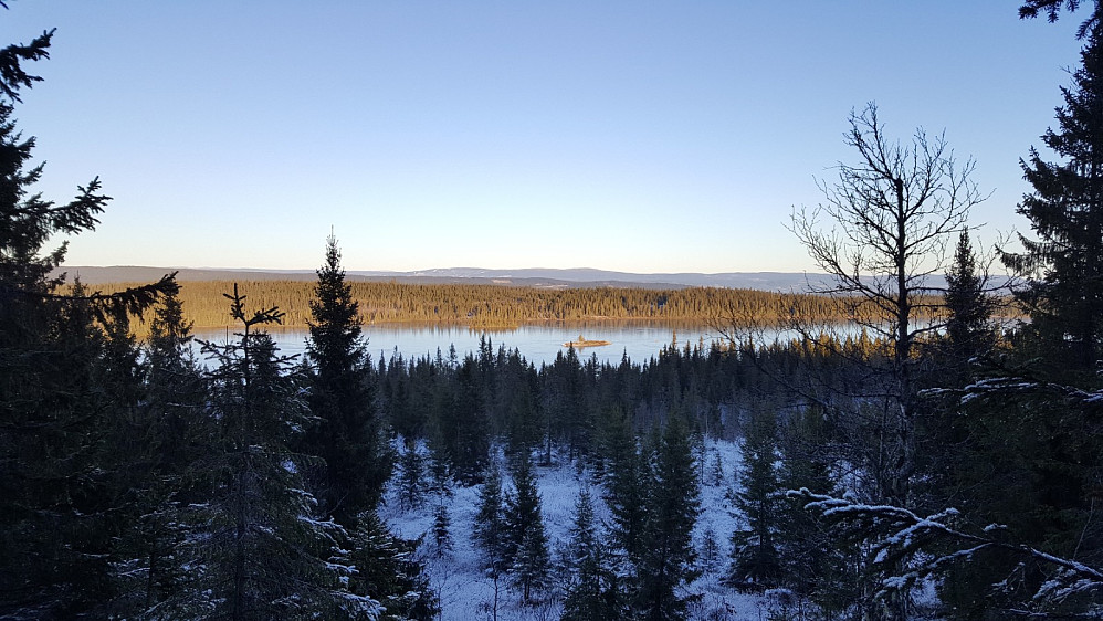 Nordre Sjogevatnet med Skogsholmen og Bergholmen, Nevelfjell i bakgrunnen