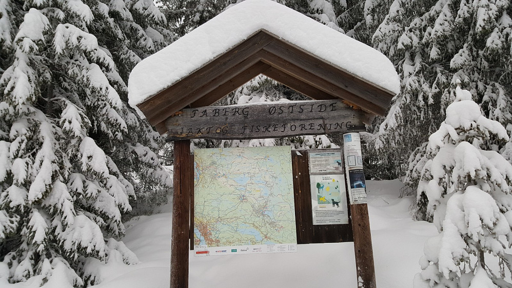 Infotavle ved parkeringsplassen ved Skurvbrua
