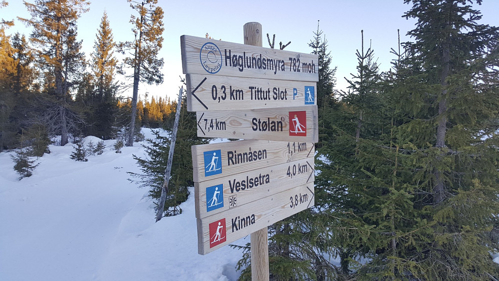 Infoskilt ved Høglundsmyra, der Løypa til Stølan tar av fra Rindåsvegen