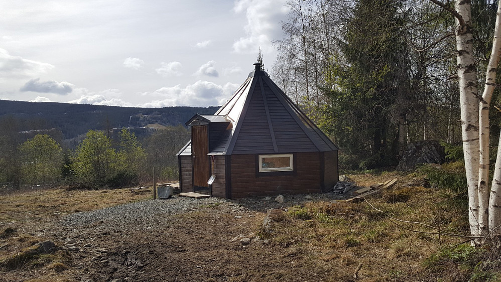 Lavvoliknende nybygg ved lysløypa, speiderhytte???