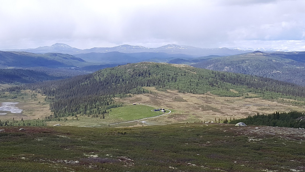 Utsikt fra Snæreskampen mot Toftsetra og Storhaugen, med Skaget og Langsuene i synsranda