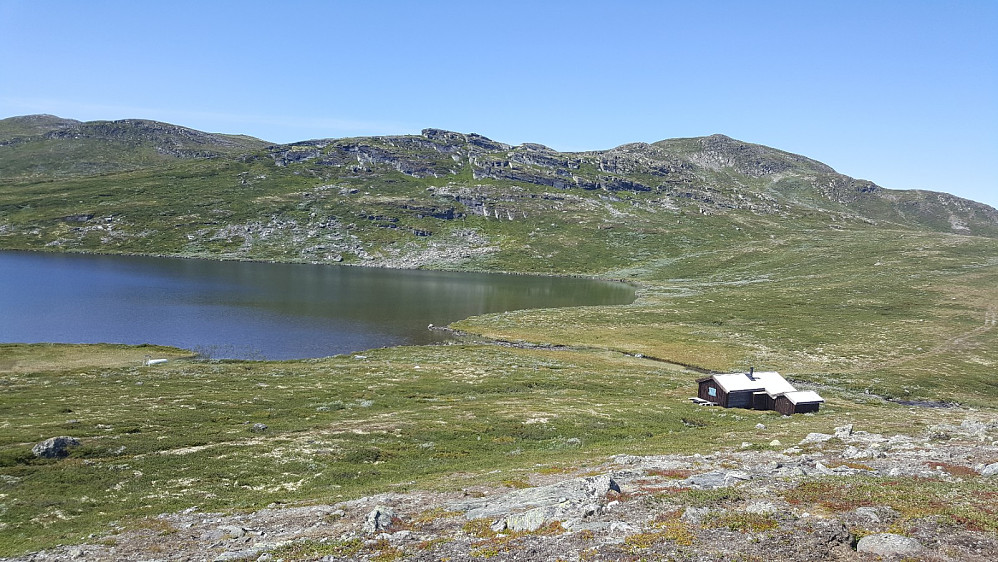 På Megrundstjønnhøgda, med nedre Megrundstjønnet