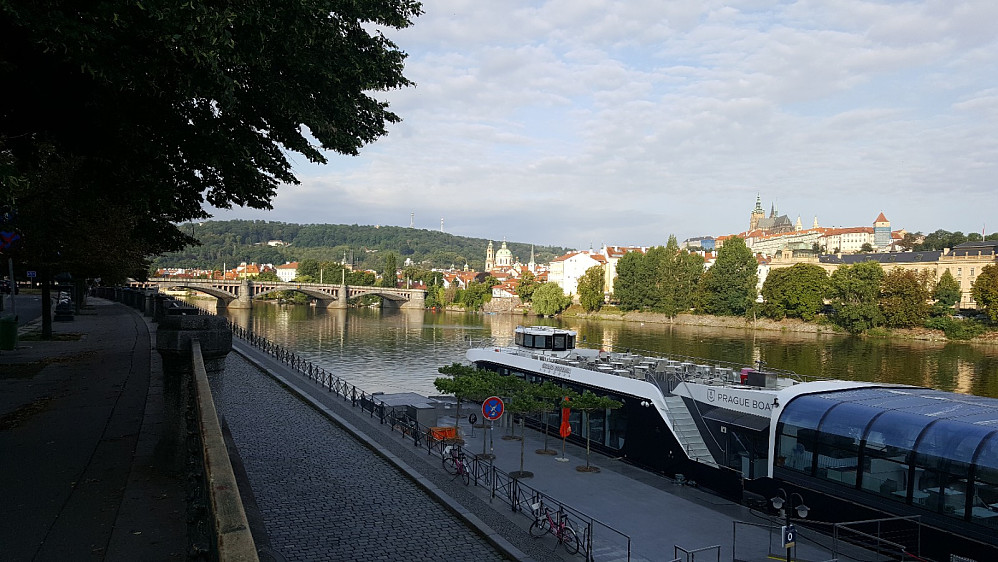 Utsikt over på andre siden av Vltava, Manesuv most med Petrin bak, og Vituskatedralen på Prahaborgen til høyre