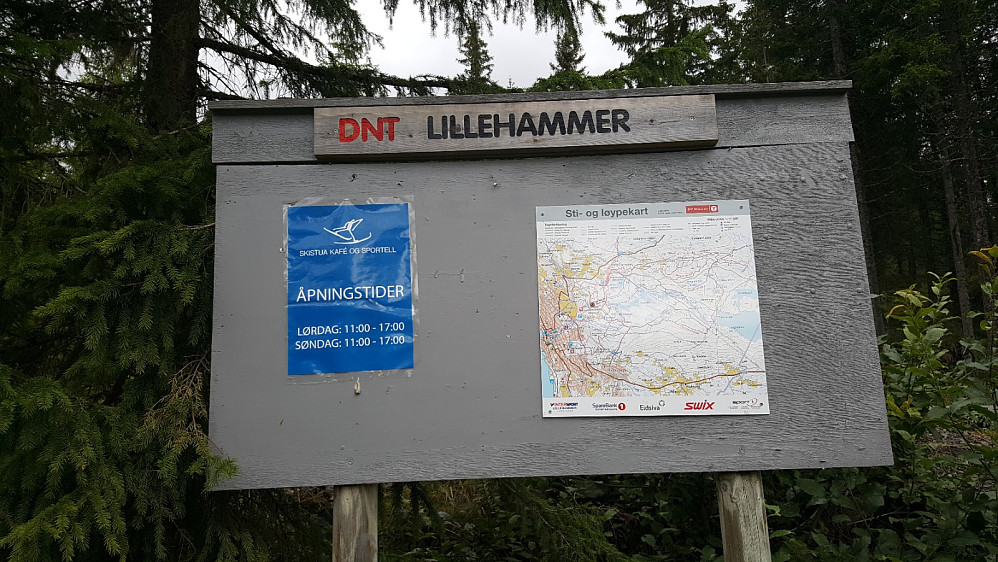 DNT Lillehammer Infoskilt  på parkeringsplassen på Kanthaugen