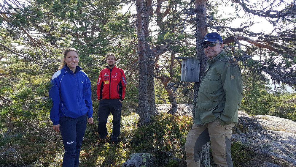 Kristine, Hans Thorvald og Knut på Slettfjellet toppunkt. Kassa er ei fuglekasse og ikke ei toppbokkasse