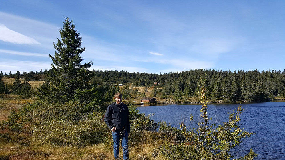 Skjelbreidsvatnet, antakelig Flugstads naust bak Noah, Kokslisetra og Skjelbreidshytta oppe i lia