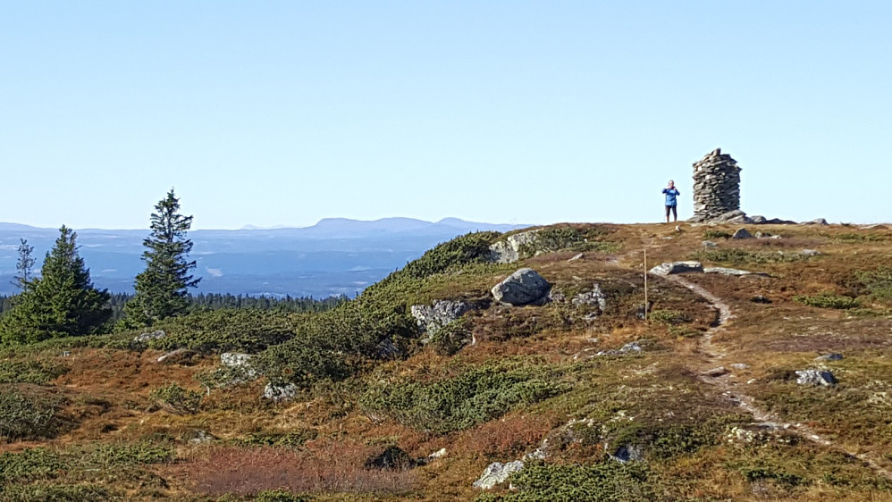 Sigrid på Storhaugen, med Røssjøkollane og Djuptjernskampen i bakgrunnen