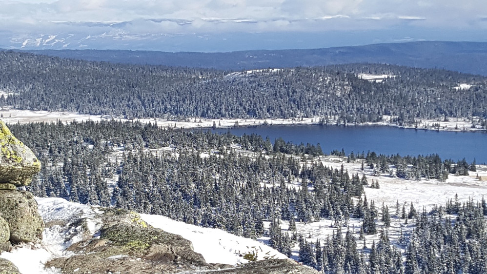 På Prestkjerringa, mot Skjelbreidsvatnet med Storhaugen bak