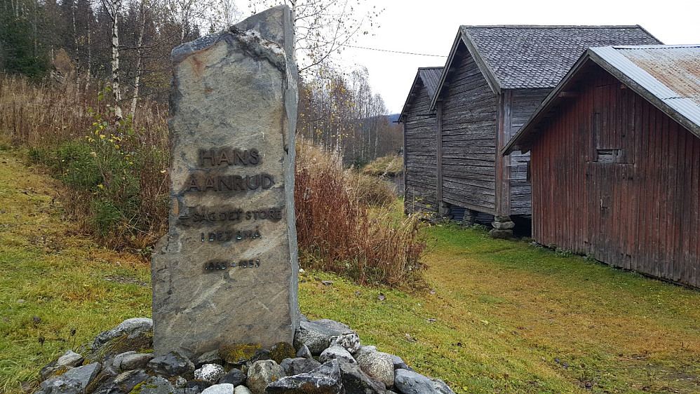 Minnestein over Hans Aanrud i Ulsrud
