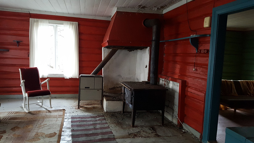 Interiør fra Nordre Sønsteli, utgangsdøra sto vid åpen, og åpent helt inn på kjøkkenet