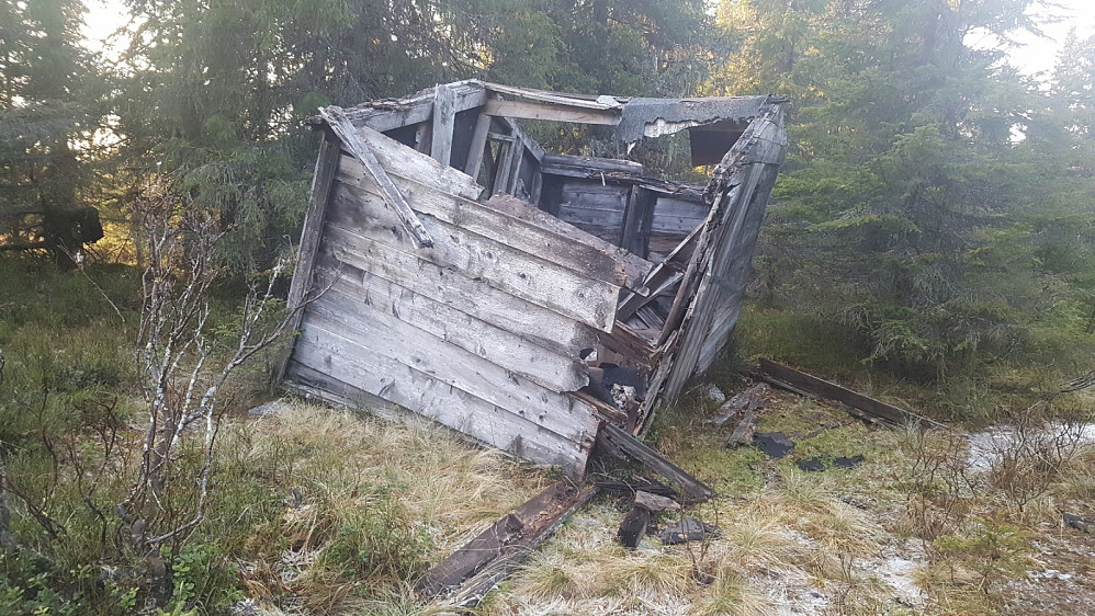 Restene etter ei skogshytte nærmere Rindåsen