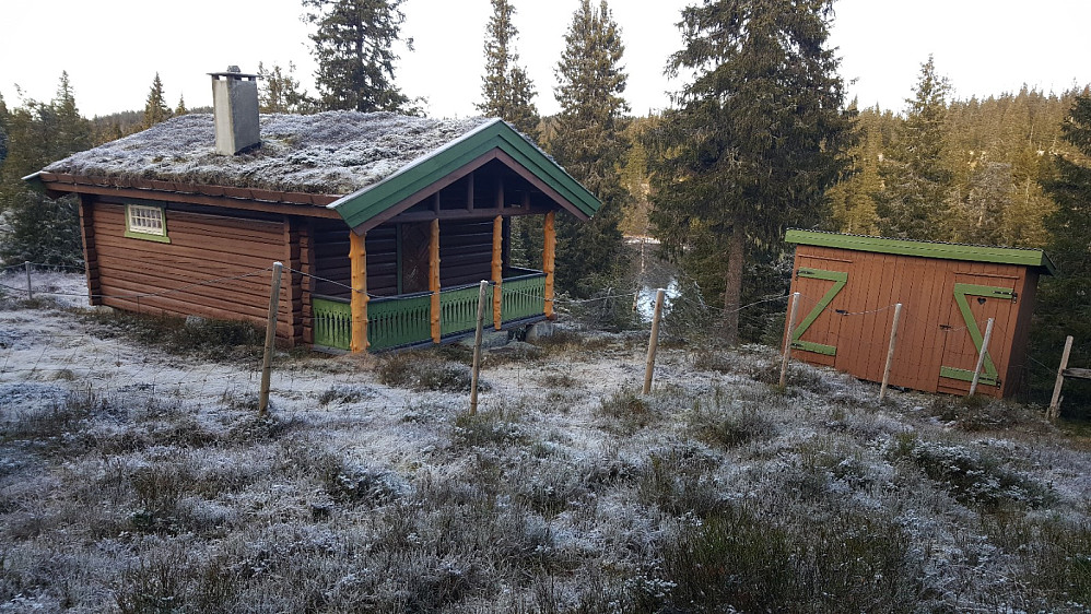 Hytta til Gutua, Bjørn Nyfløtt, skimter såvidt Søre Rindåstjernet bak