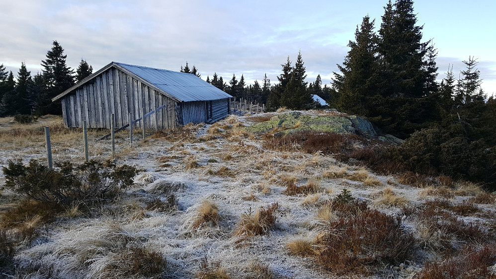 Rindåsen høydepunktet, med fjøset på Nordre Bleken seter
