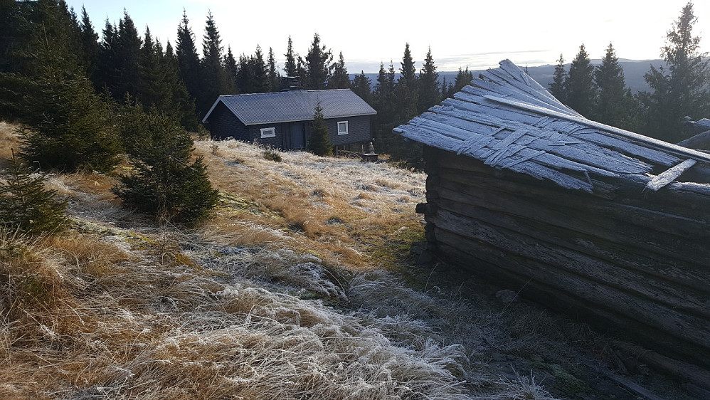 Veslesetra, i forgrunnen setra til Tøftum, bak det restaurerte seterhuset til Bergstuen (Runar Austgarden), tidligere seter til Vesle-Ulland
