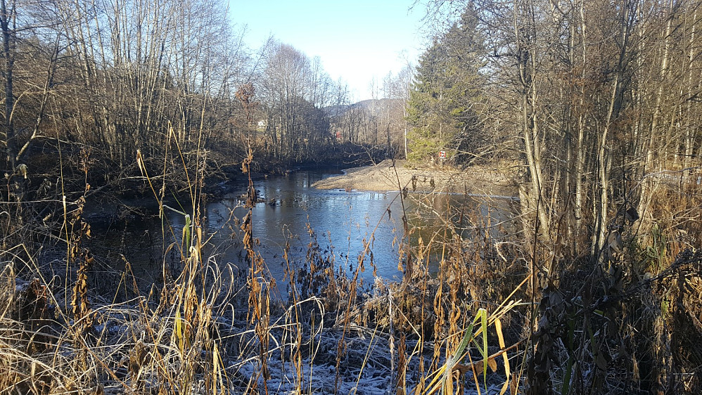 Iverslihølen i Augga, ved skibrua