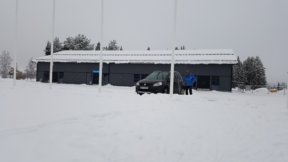 Sigrid ved bilen på skistadion