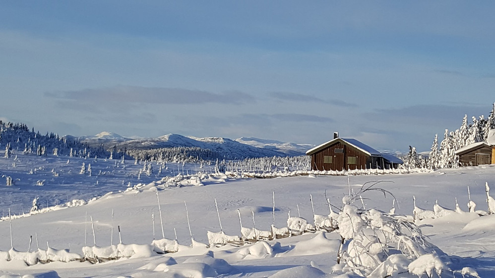 Vinterstuggua på Nygaardslisetra, med Skaget, Ormtjernskampen, Dokkampen og nordre Langsua i bakgrunnen