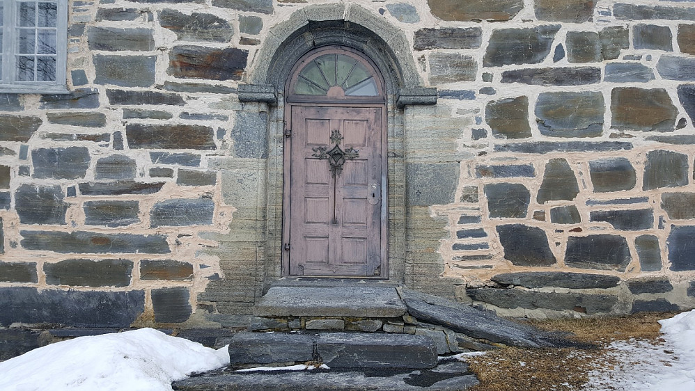 Hovedinngangen, flott portal