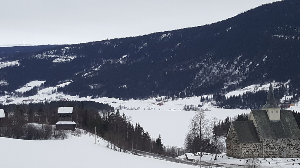Slidredomen og klokkestøpulen, med Ålfjell bakerst til venstre