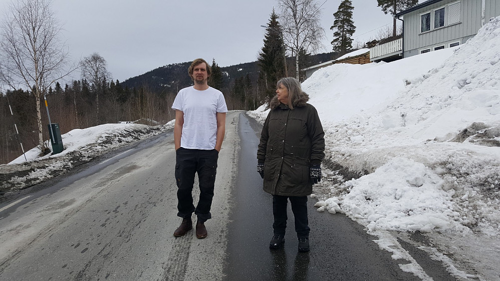 Mor g sønn med forskjellig påkledning