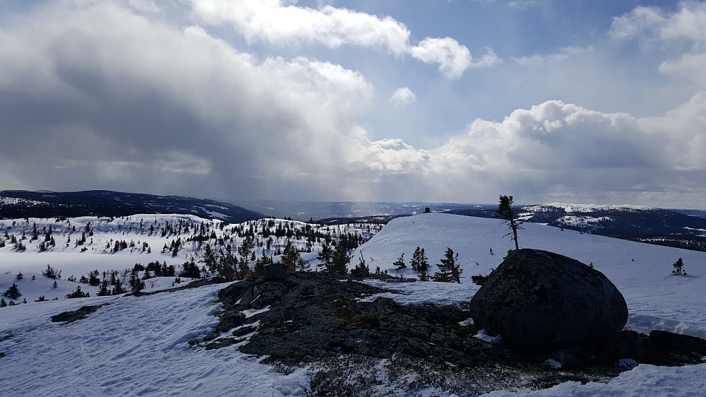 På Torpevassfjellet, mot Kjettberget ogsnøbyger over Torpa