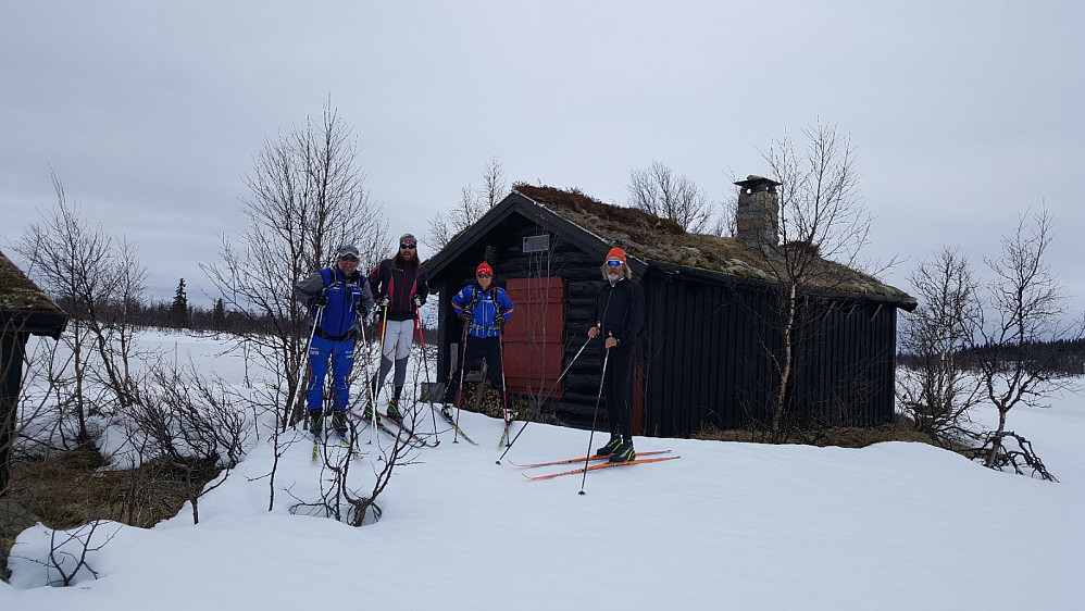 Kjell Magne, Ole Amund, Marit Ellen og Inge ved hytta på øya i Snæra
