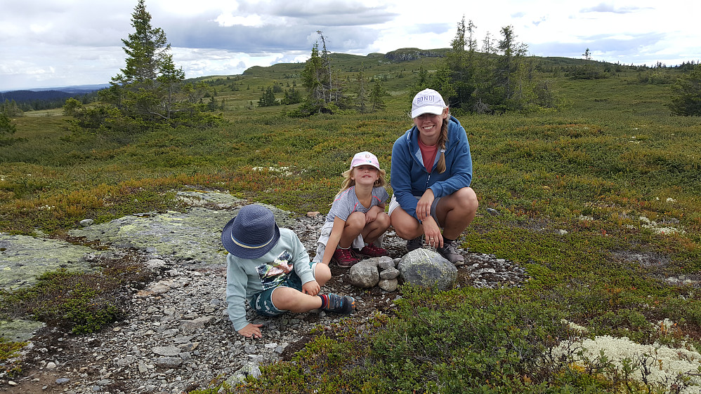 Jakob, Mia og Mari på condruphaugen