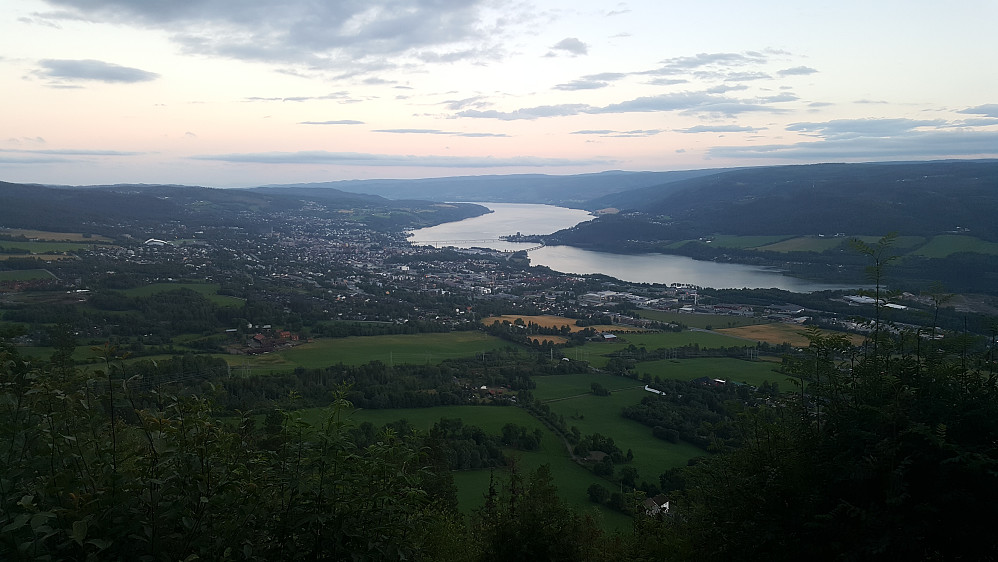 Lillehammer og Mjøsa i skumringen