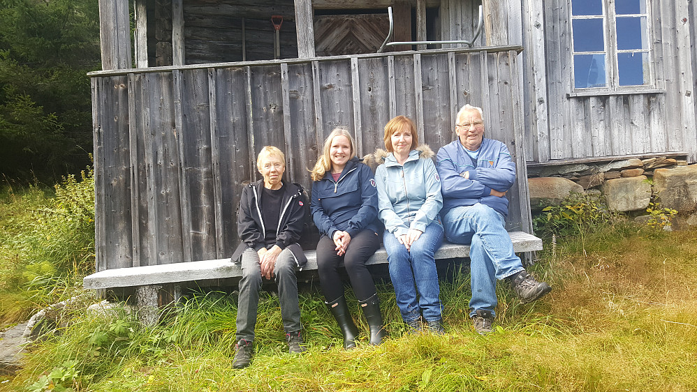 Vesla, Anne Grete, Nina og Ola ved gammelstua på Hammershaug